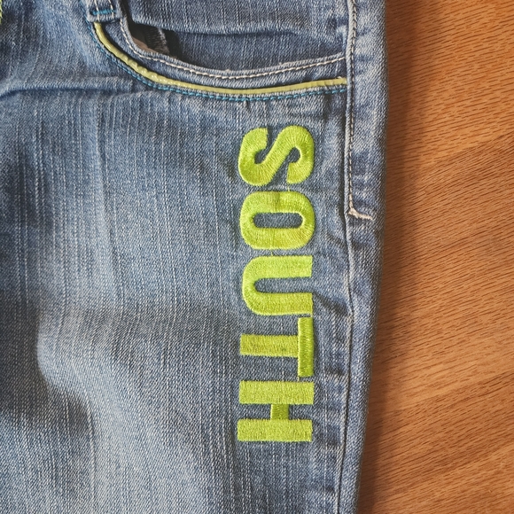 South Pole Denim Capris With SOUTH Embroidered on Back Pocket and Left Leg Sz 5 - Picture 5 of 7